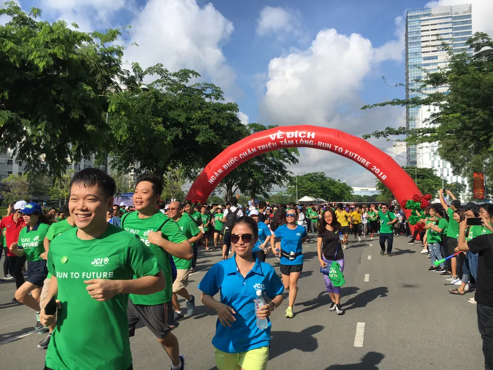 1.500 người chạy bộ gây quỹ hướng nghiệp ảnh 1