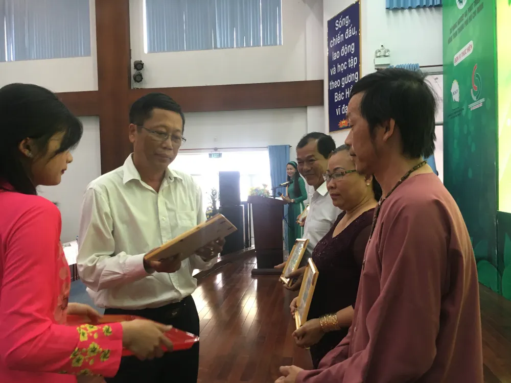 Nghệ sĩ Hoài Linh đoạt giải nhất Hội thi Hoa lan - Bonsai ảnh 3