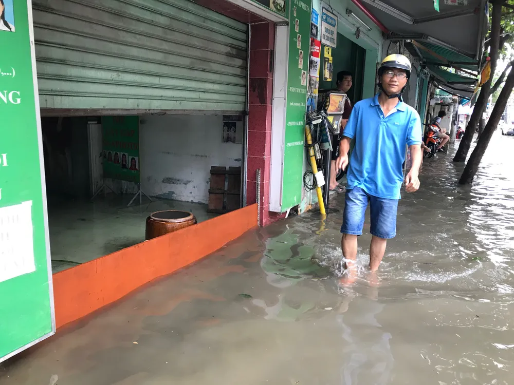 TPHCM ngập, giao thông ùn ứ sau cơn mưa kéo dài do ảnh hưởng bão số 9 ảnh 11