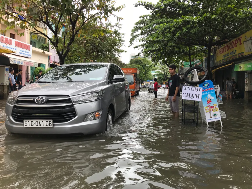 TPHCM ngập, giao thông ùn ứ sau cơn mưa kéo dài do ảnh hưởng bão số 9 ảnh 7