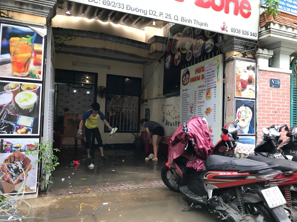 TPHCM ngập, giao thông ùn ứ sau cơn mưa kéo dài do ảnh hưởng bão số 9 ảnh 12