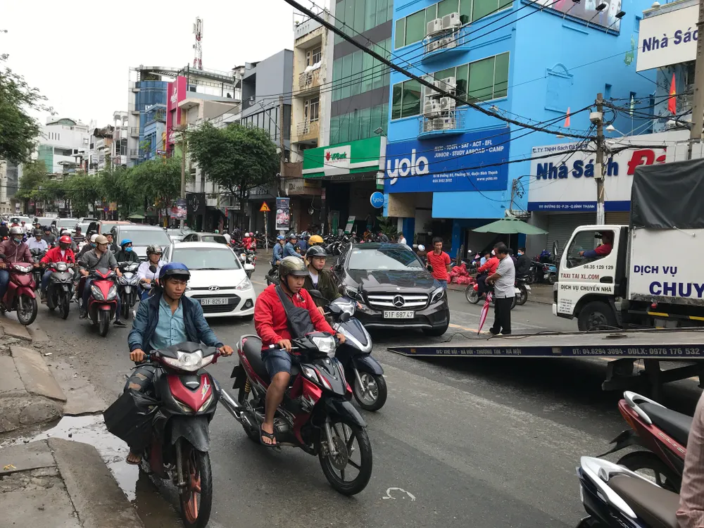 TPHCM ngập, giao thông ùn ứ sau cơn mưa kéo dài do ảnh hưởng bão số 9 ảnh 8