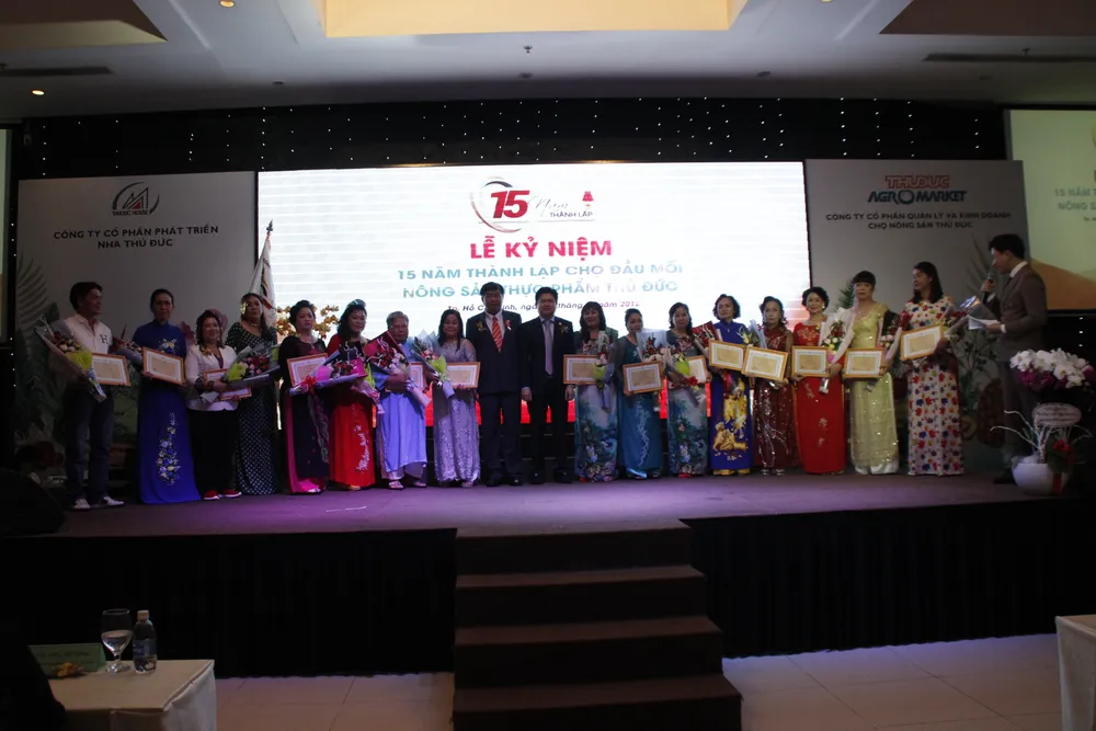 Chợ đầu mối Nông sản Thủ Đức đón nhận Huân chương Lao động hạng Ba ảnh 1