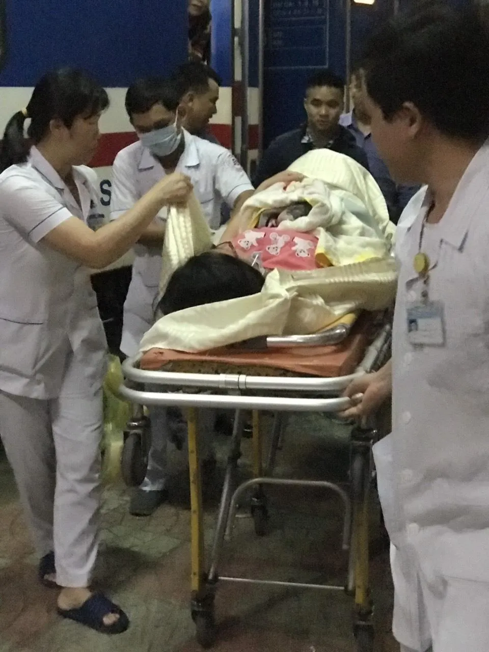 Nhân viên đường sắt đỡ đẻ thành công cho một sản phụ trên tàu Bắc Nam ảnh 1