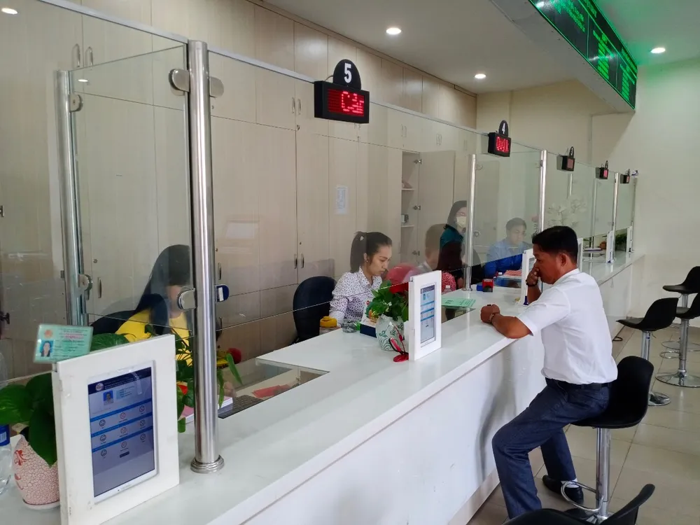 Ngày đầu tiên đi làm sau kỳ nghỉ Tết Canh Tý: Nhiều người dân, khách hàng sử dụng dịch vụ trực tuyến ảnh 1