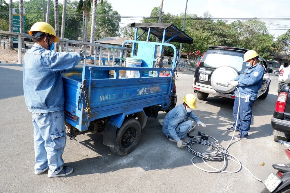 Điện lực TPHCM hoàn thành cấp điện cho 62 chốt, trạm kiểm dịch Covid-19 ảnh 1