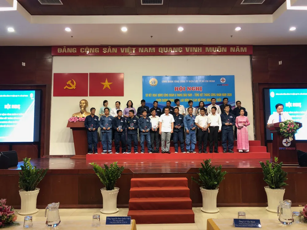 Người lao động ngành điện đóng góp hơn 5 tỷ đồng làm công tác xã hội ảnh 1