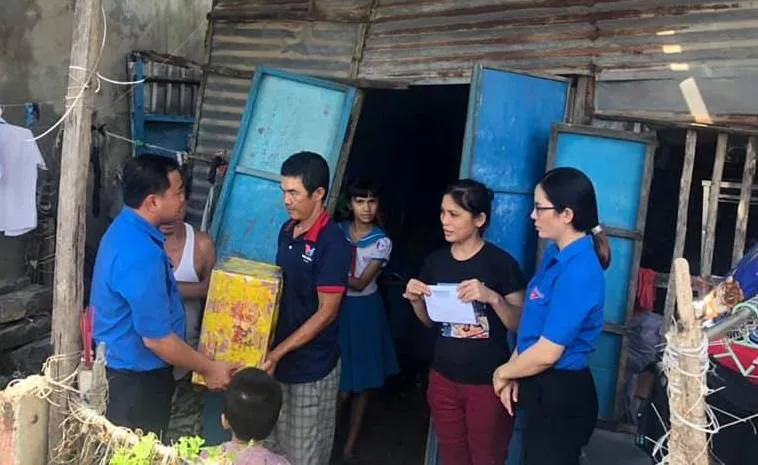 Nhiều cá nhân, đơn vị ủng hộ đồng bào miền Trung bị thiệt hại do mưa lũ ảnh 2