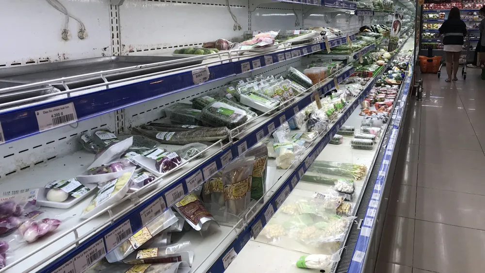 Hàng hóa trên kệ đã gần hết tại một siêu thị ở TPHCM chiều 30-5. Ảnh: QUANG KHOA 