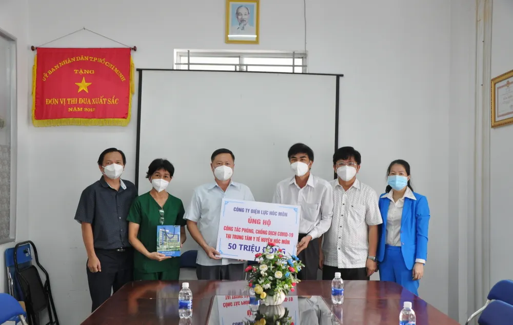 Công ty Điện lực Hóc Môn ủng hộ 120 triệu đồng phòng chống dịch Covid-19 ảnh 1