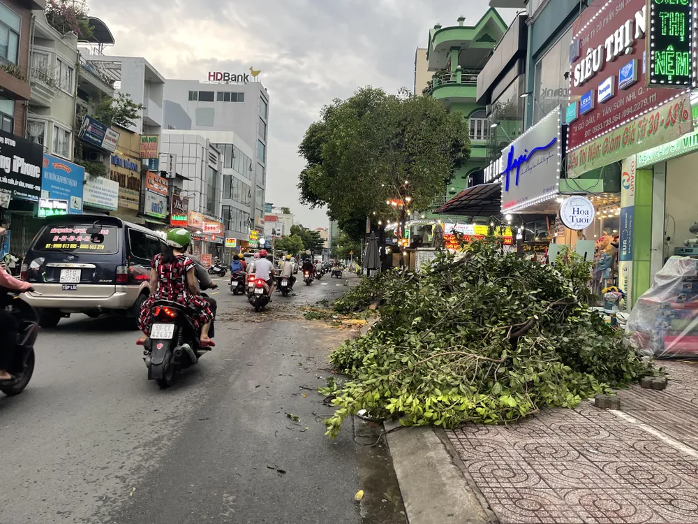 TPHCM mưa lớn, gây ngập nặng, xuất hiện mưa đá ảnh 3