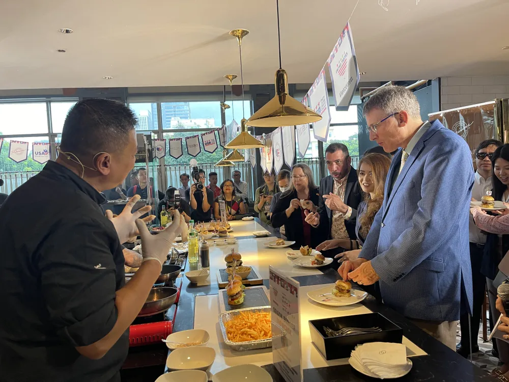 Nhiều nông sản Hoa Kỳ xuất hiện trong bánh Burger ảnh 1