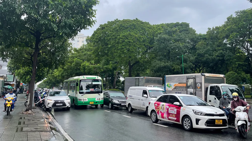 Xe buýt thường xuyên không đúng giờ do giao thông ùn ứ