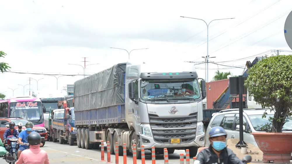 Trạm thu phí An Sương – An Lạc ùn ứ nghiêm trọng trong ngày đầu thu phí không dừng, 4 xe "chết máy" ảnh 1