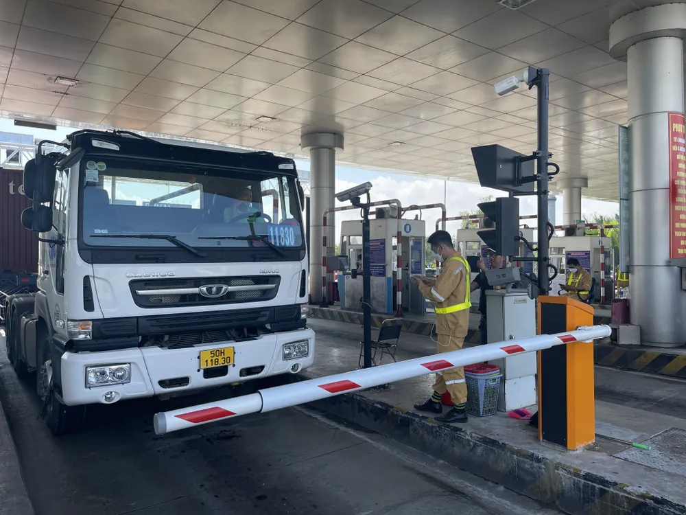 Xe tải hết tiền ETC, tông văng thanh barie ảnh 3