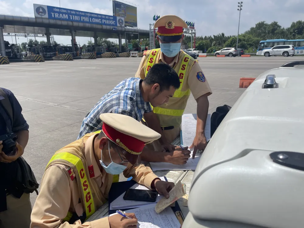 Xe tải hết tiền ETC, tông văng thanh barie ảnh 1