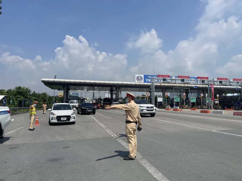 Xe tải hết tiền ETC, tông văng thanh barie ảnh 2