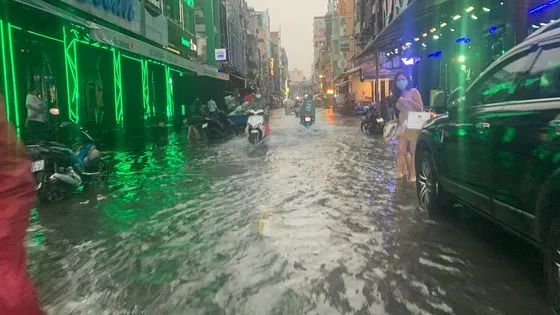 TPHCM mưa xối xả, đường phố ngập nặng, giao thông rối loạn ảnh 2