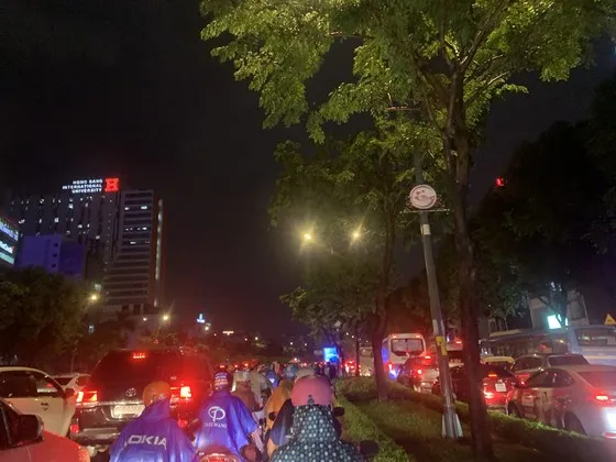 TPHCM mưa xối xả, đường phố ngập nặng, giao thông rối loạn ảnh 3