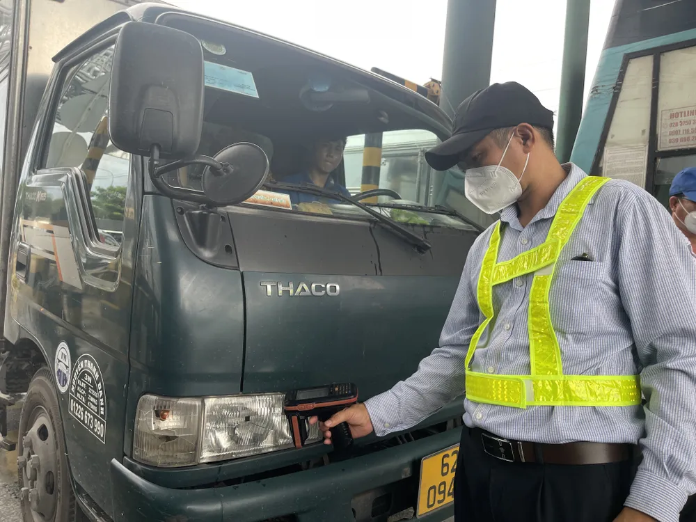 Kiến nghị có biện pháp xử phạt các phương tiện chưa dán thẻ ETC ảnh 1