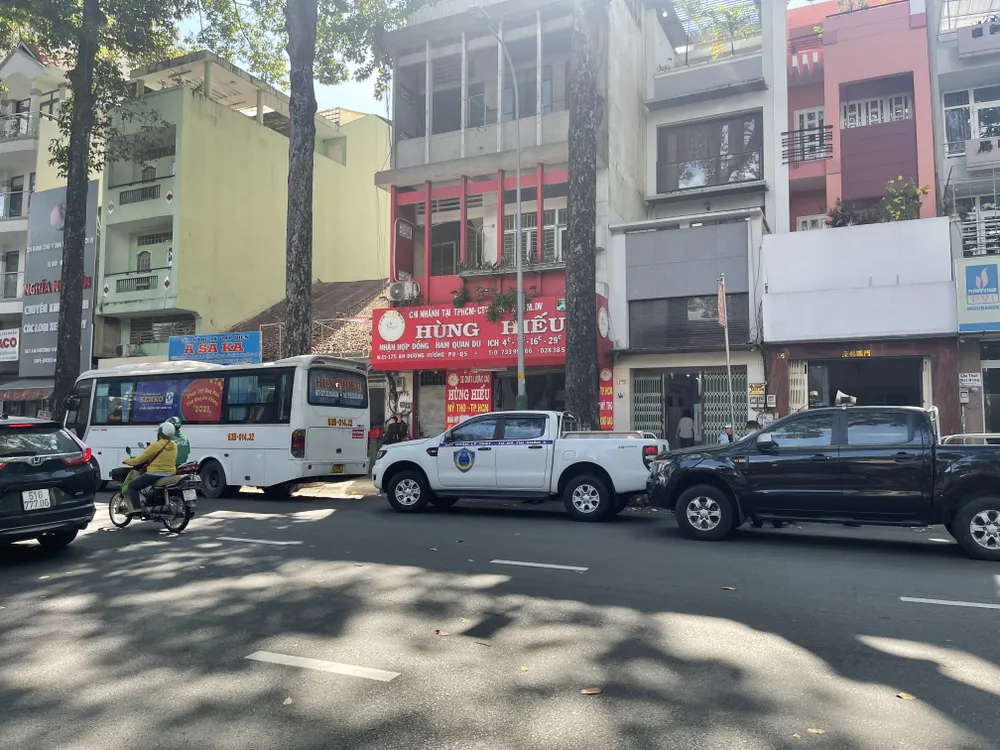 Quận 5 xử lý 25 trường hợp xe khách hoạt động sai quy định trong buổi sáng ảnh 1