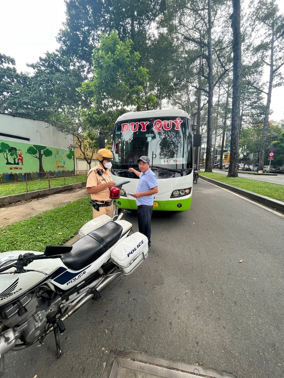 Quận 5 xử lý 25 trường hợp xe khách hoạt động sai quy định trong buổi sáng ảnh 3