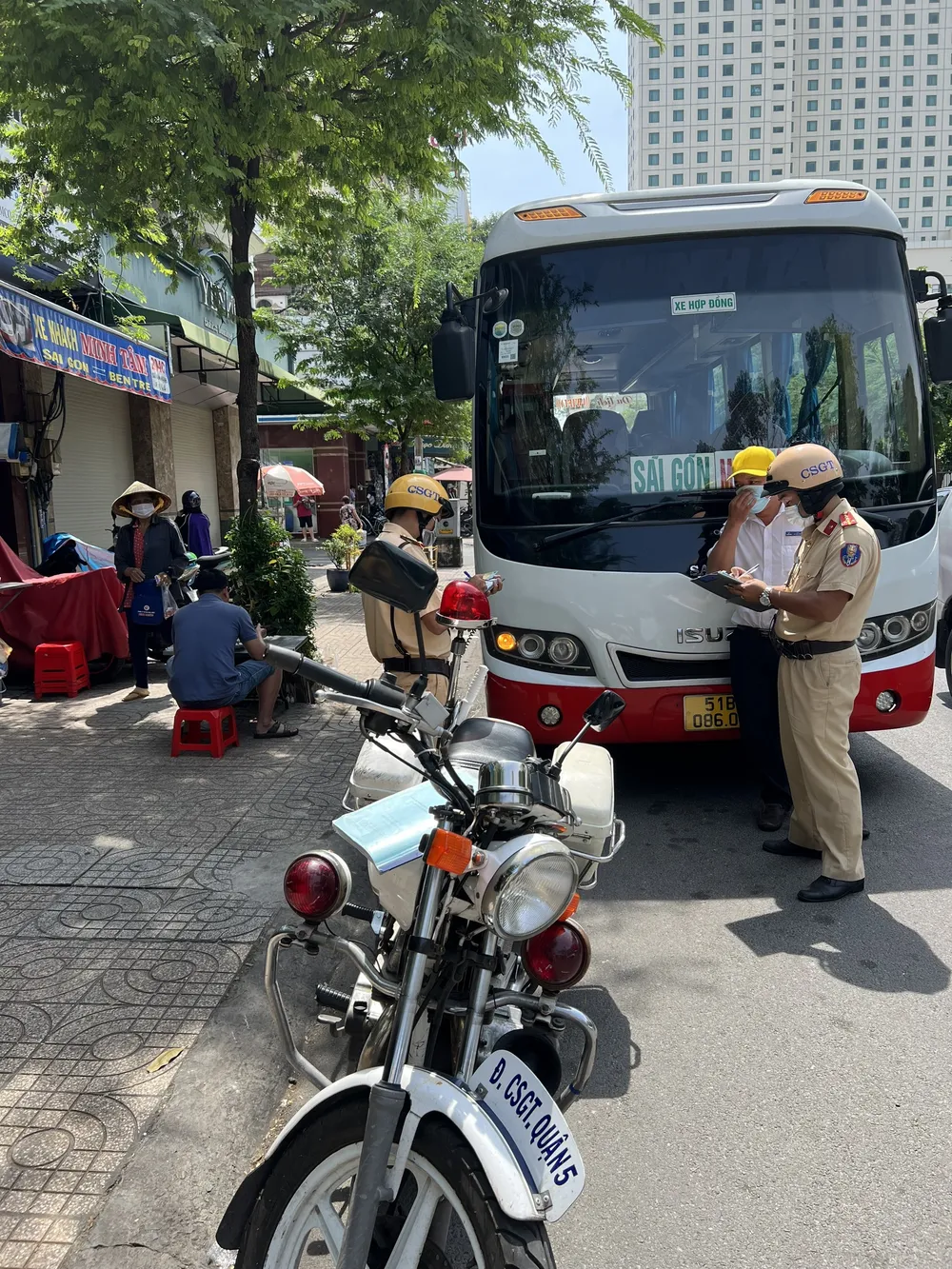 Quận 5 xử lý 25 trường hợp xe khách hoạt động sai quy định trong buổi sáng ảnh 2