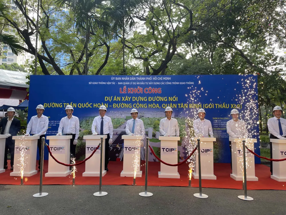 Các đại biểu bấm nút khởi công dự án