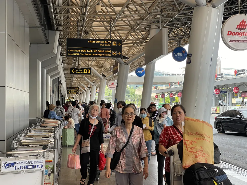 Hành khách đến sân bay Tân Sơn Nhất vào chiều 30-12