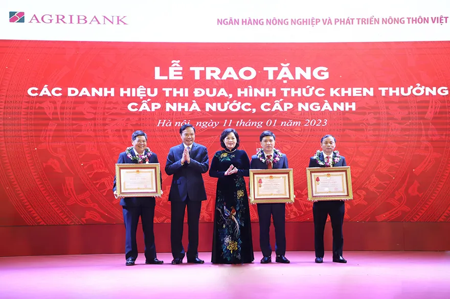 Bà Nguyễn Thị Hồng - Thống đốc Ngân hàng Nhà nước Việt Nam trao tặng các danh hiệu thi đua cấp Nhà nước, cấp Ngành
