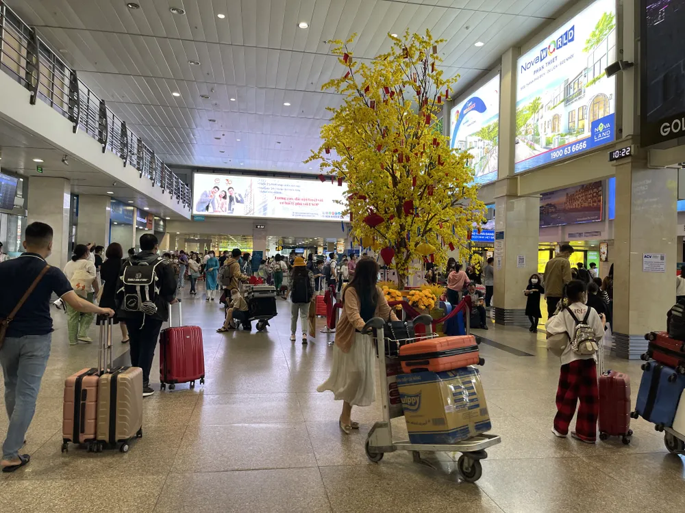 Sợ đông nên nhiều hành khách đến sân bay sớm để kịp làm thủ tục