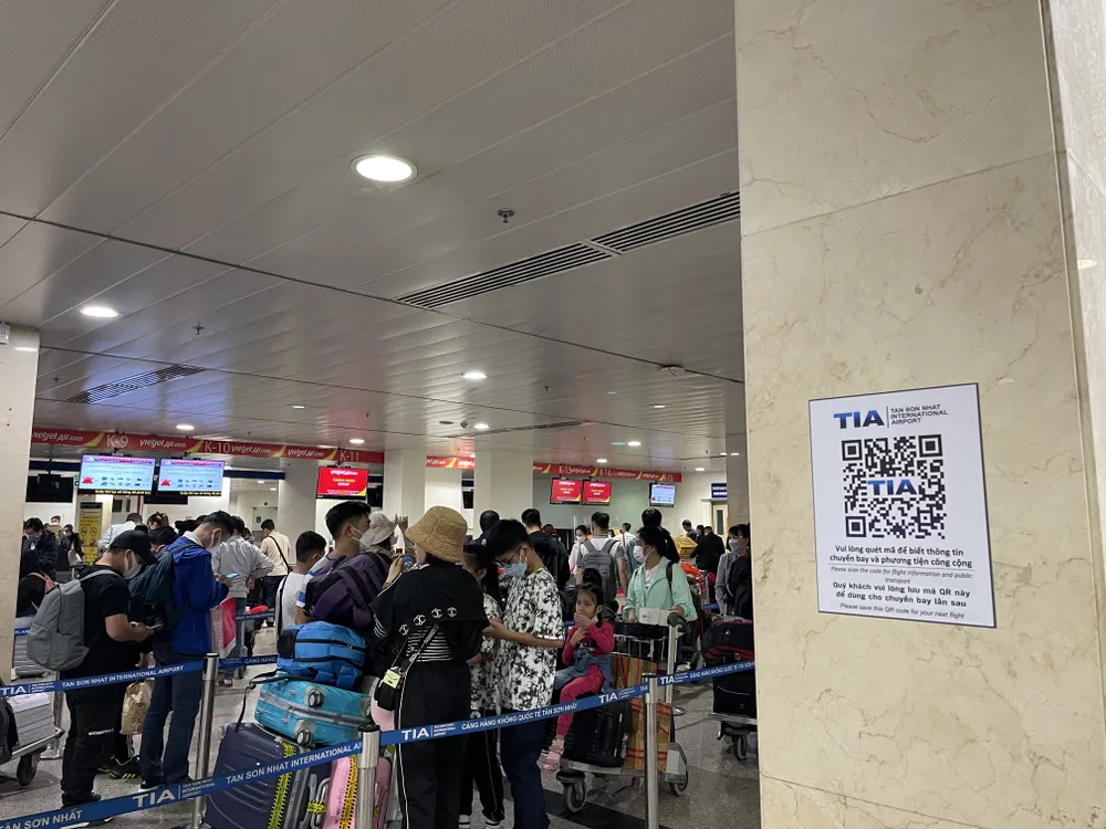 Các mã QR-code tìm thông tin chuyến bay được dán những cột dễ thấy để hành khách quét mã