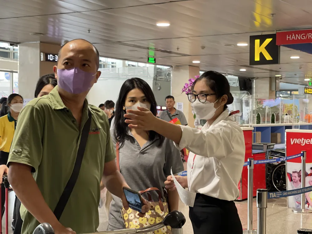 Nhân viên các hãng đang hướng dẫn cho hành khách làm thủ tục