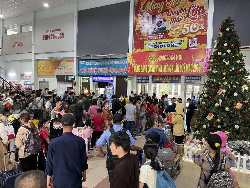 Ga Sài Gòn đã rất đông hành khách đi về quê ăn tết