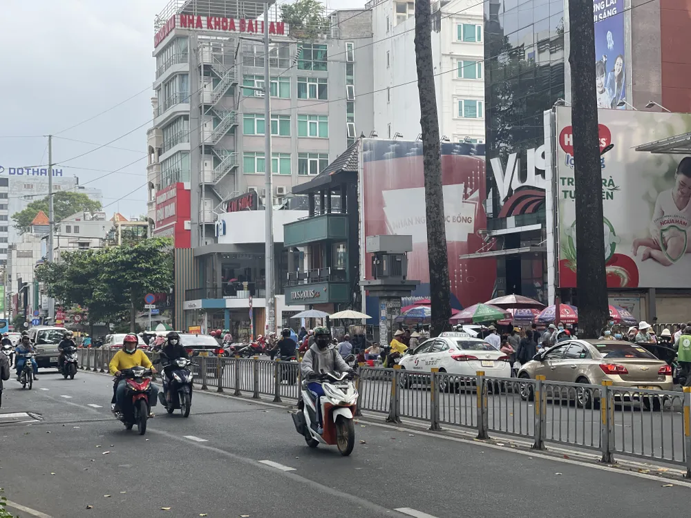 Người dân trước khi ra đường cần mặc thêm áo khoác, đeo kính râm, bôi kem chống nắng...