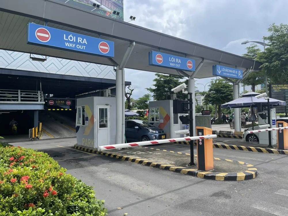 Nhà xe giữ TCP đưa ra quy định thu phí từng lượt xe taxi truyền thống khi ra vào nhà giữ xe để đón khách sân bay