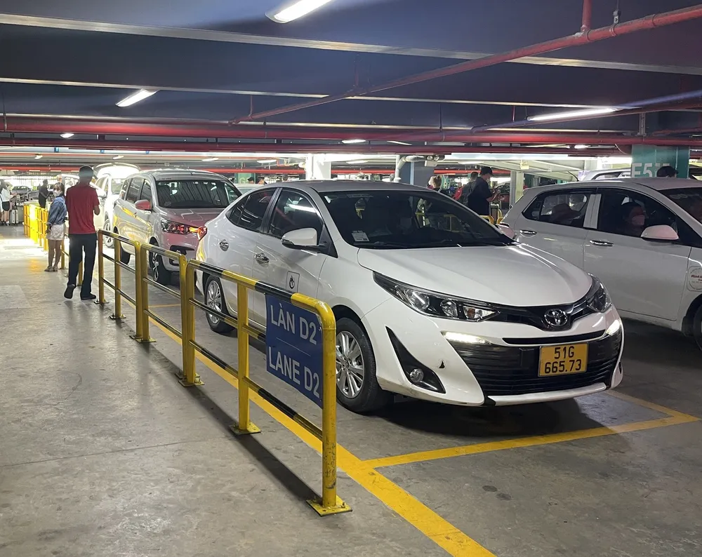 Taxi truyền thống vào trong nhà giữ xe TCP phải đóng phí từng lượt.