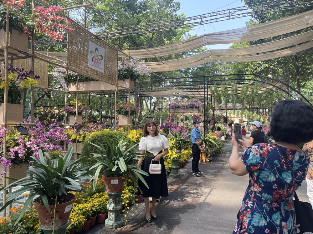 Festival hoa lan thu hút nhiều du khách tham quan chụp hình