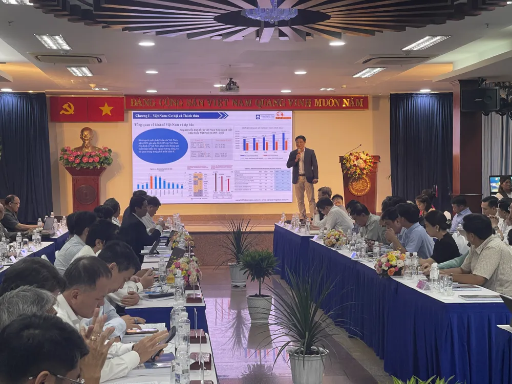 Các chuyên gia góp ý tại hội thảo