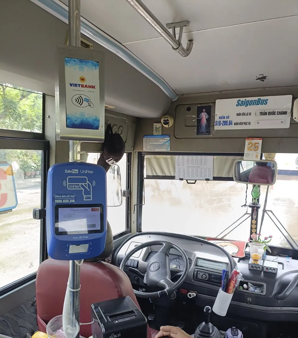 Màn hình thanh toán thẻ đã lắp thí điểm trên 15 tuyến Màn hình thanh toán thẻ đã lắp thí điểm trên 15 tuyến