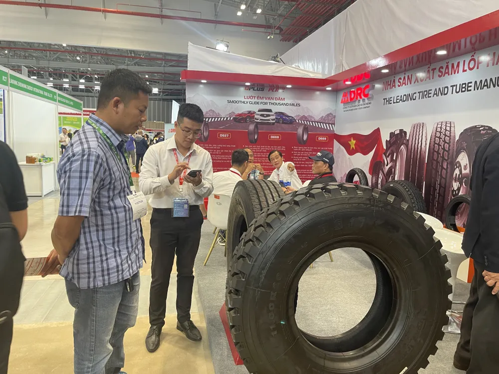 Các khách hàng tham quan lốp xe tại triển lãm