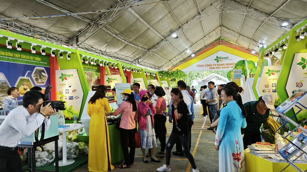 Nhiều khách tham quan tìm hiểu sản phẩm tại hội chợ