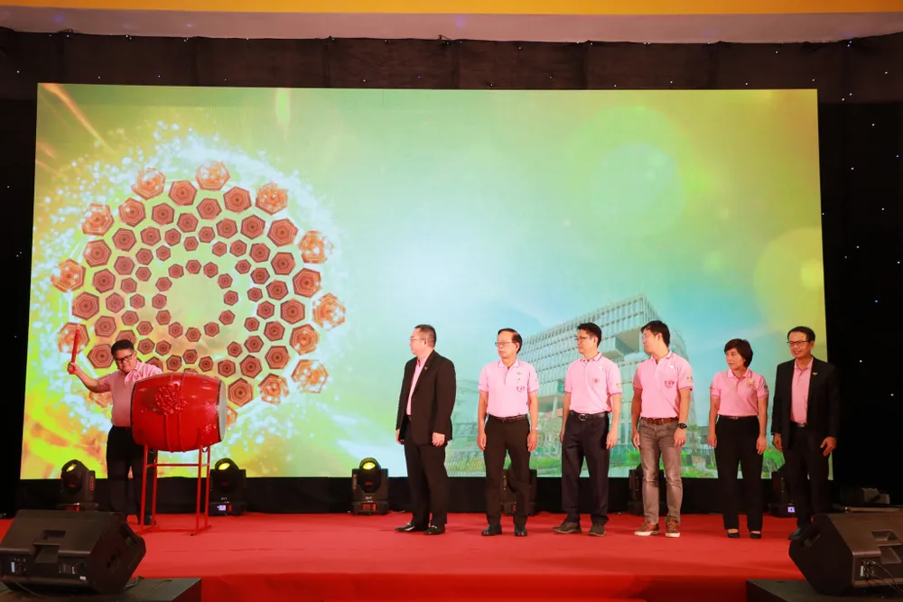 Tổng giám đốc CPV đánh trống khai hội tại văn phòng chính Tổng giám đốc CPV đánh trống khai hội tại văn phòng chính