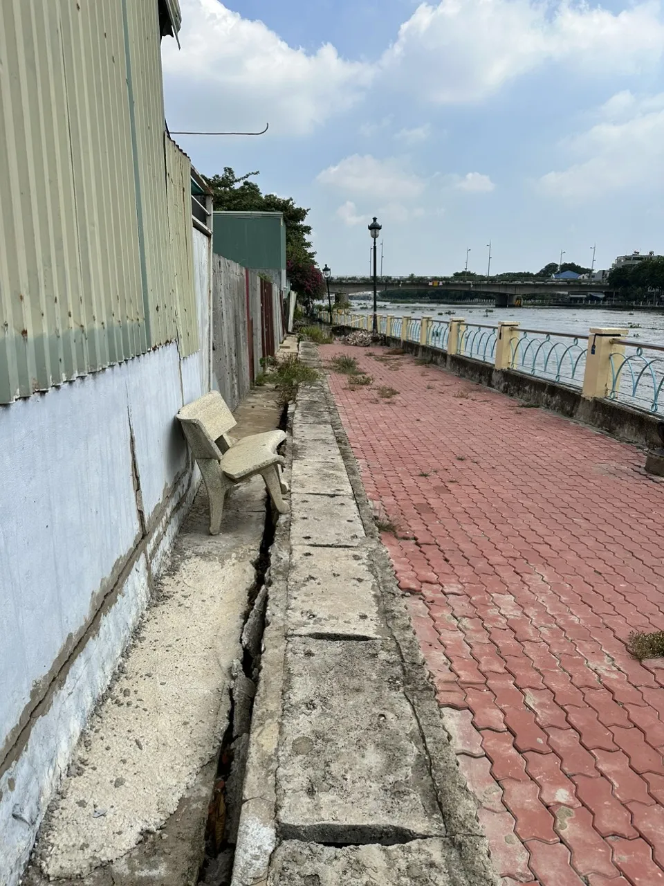 Vết nứt, sụt lún tại kênh Thanh Đa