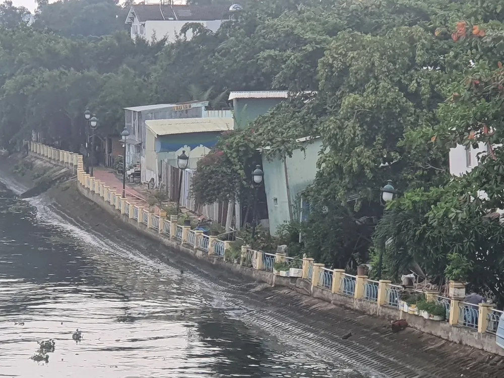 Đoạn bờ phải kênh Thanh Đa xuất hiện tình trạng sụt lún có nguy cơ sạt lở nguy hiểm