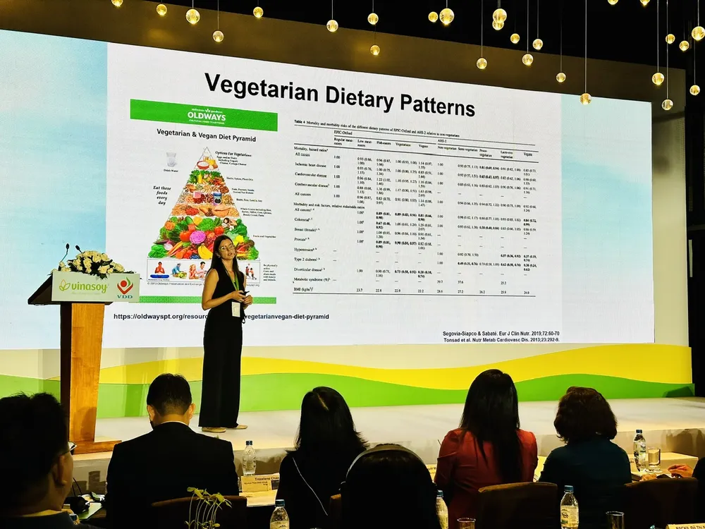 Chuyên gia phát biểu tại hội thảo về dinh dưỡng của thực vật tốt cho sức khỏe