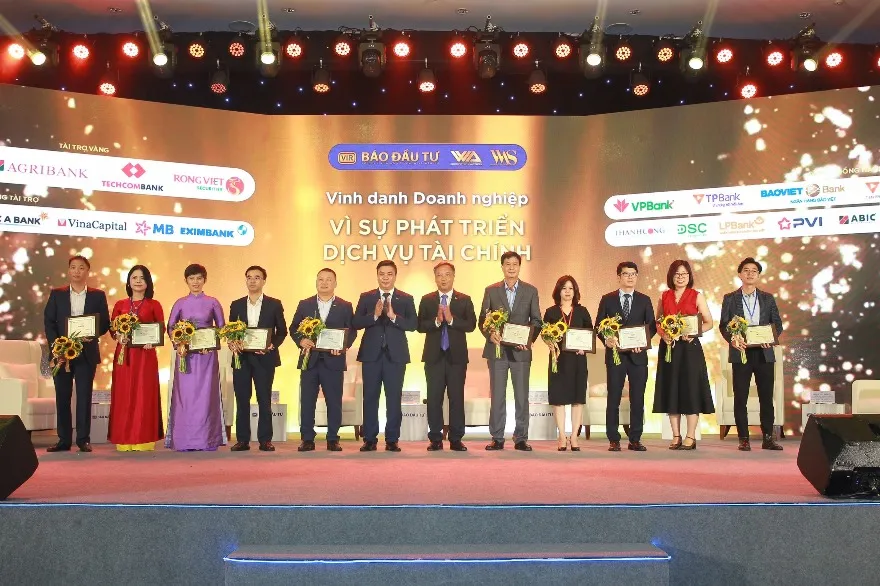 Đại diện Agribank (thứ 2 từ trái qua) nhận vinh danh Doanh nghiệp vì sự phát triển dịch vụ tài chính