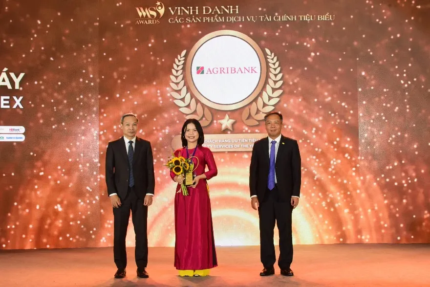 Bà Vũ Thị Minh Huyền, Giám đốc Trung tâm chăm sóc khách hàng, đại diện Agribank nhận vinh danh Dịch vụ khách hàng ưu tiên tiêu biểu