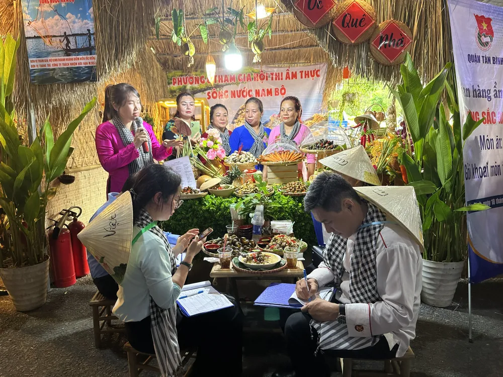 Ban Giám khảo đang chấm điểm các đội dự thi