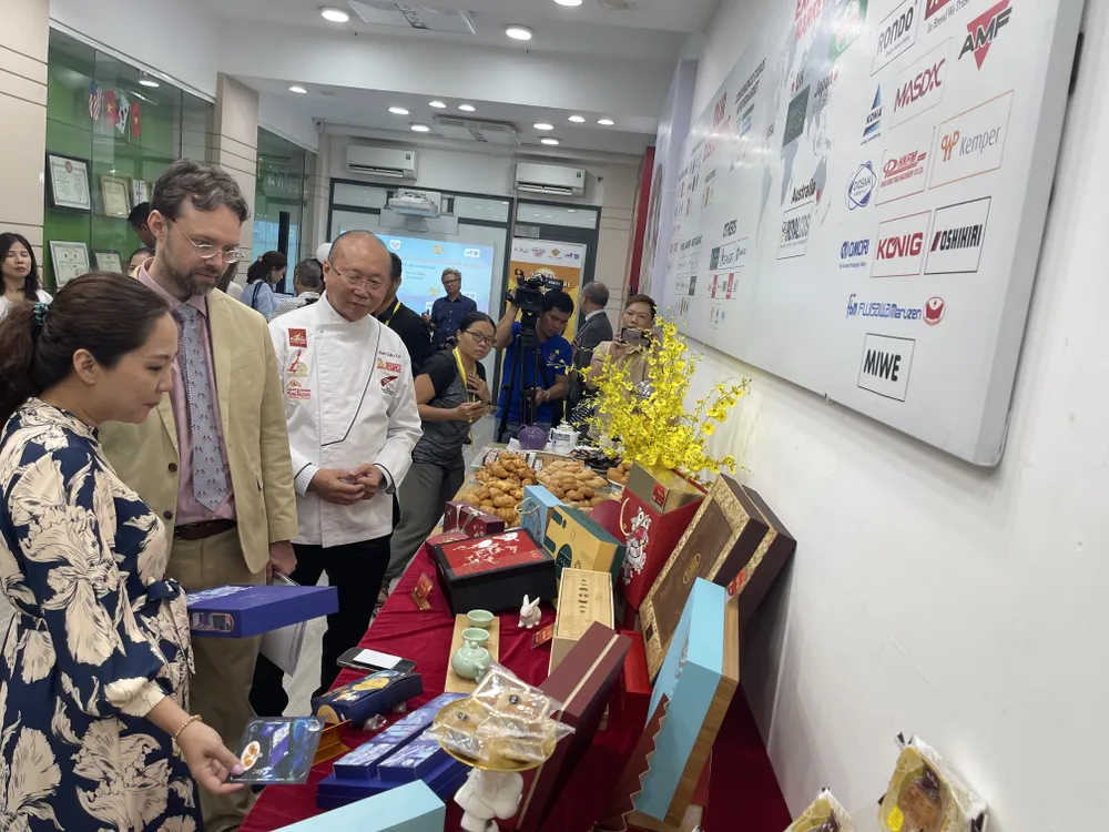 Ông Kao Siêu Lực, Tổng Giám đốc ABC Bakery giới thiệu bánh trung thu nguyên liệu làm từ nông sản Hoa Kỳ